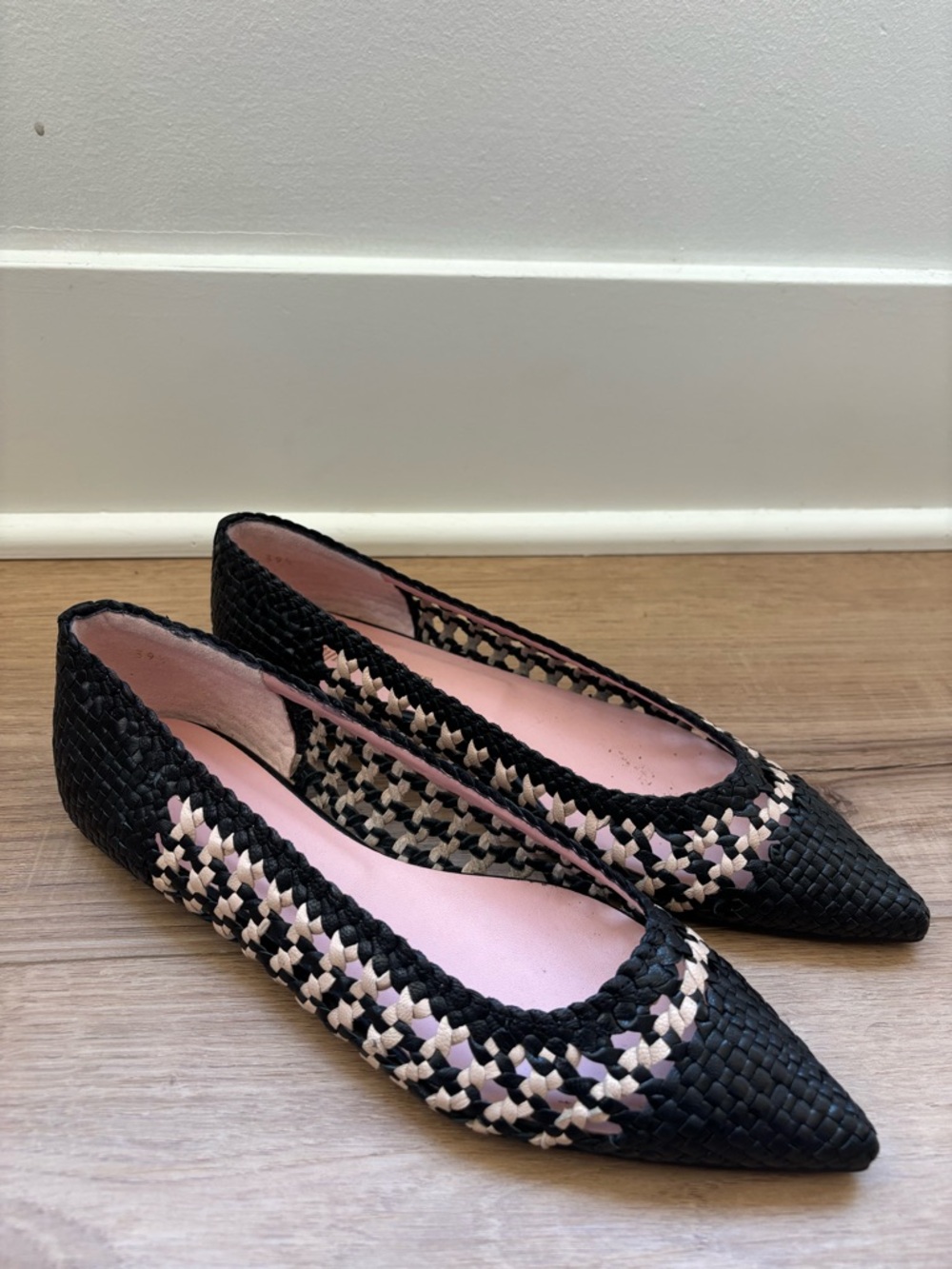Pretty Ballerinas Black and Cream Woven Pointed-Toe Flats Size 39.5